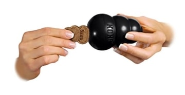 Der Kong Toy in schwarz besteht aus Vollgummi und springt nach dem Werfen unvorhersehbar herum. Kann mit Leckerlies befüllt werden.