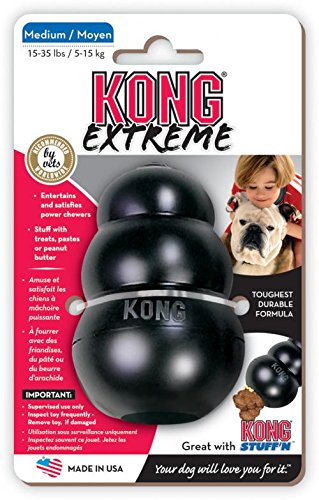 Der Kong Toy in schwarz besteht aus Vollgummi und springt nach dem Werfen unvorhersehbar herum. Kann mit Leckerlies befüllt werden.