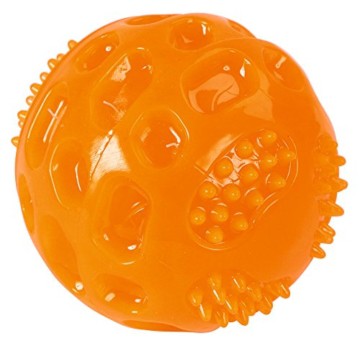 Der Kerbl Ball mit Squeaky besteht aus einer Gummimischung, die ihn äußerst robust und langlebig macht. Er ist mit einem Quietscher ausgestattet.